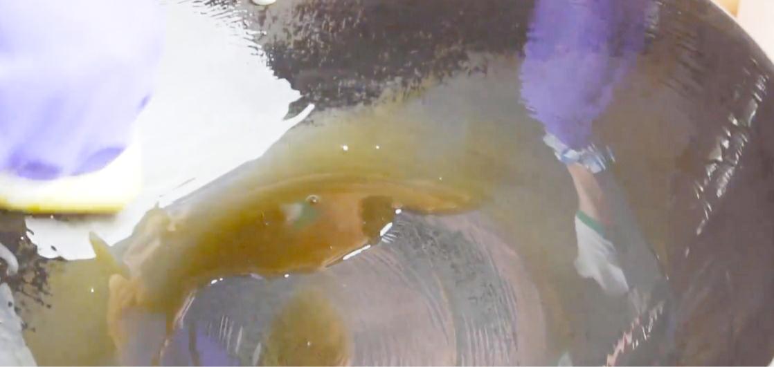 超简单的方法让铁锅不生锈不粘锅,生锈的铁锅别扔了学会这个小窍门