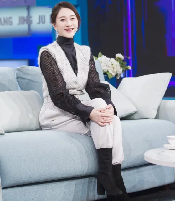 李小冉穿长裙配黑色露脐装,李小冉披肩长裙秀好身材