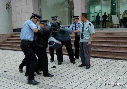 钱在银行被抢劫了银行会赔吗,在银行存钱被抢劫了怎么处理