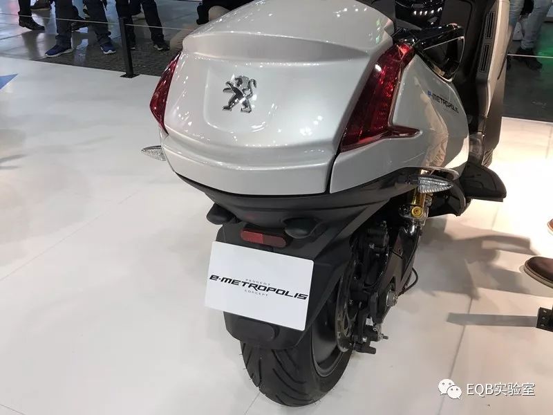 「米兰展独家」弯的电池？可当作充电宝的电池？外国人真会玩！