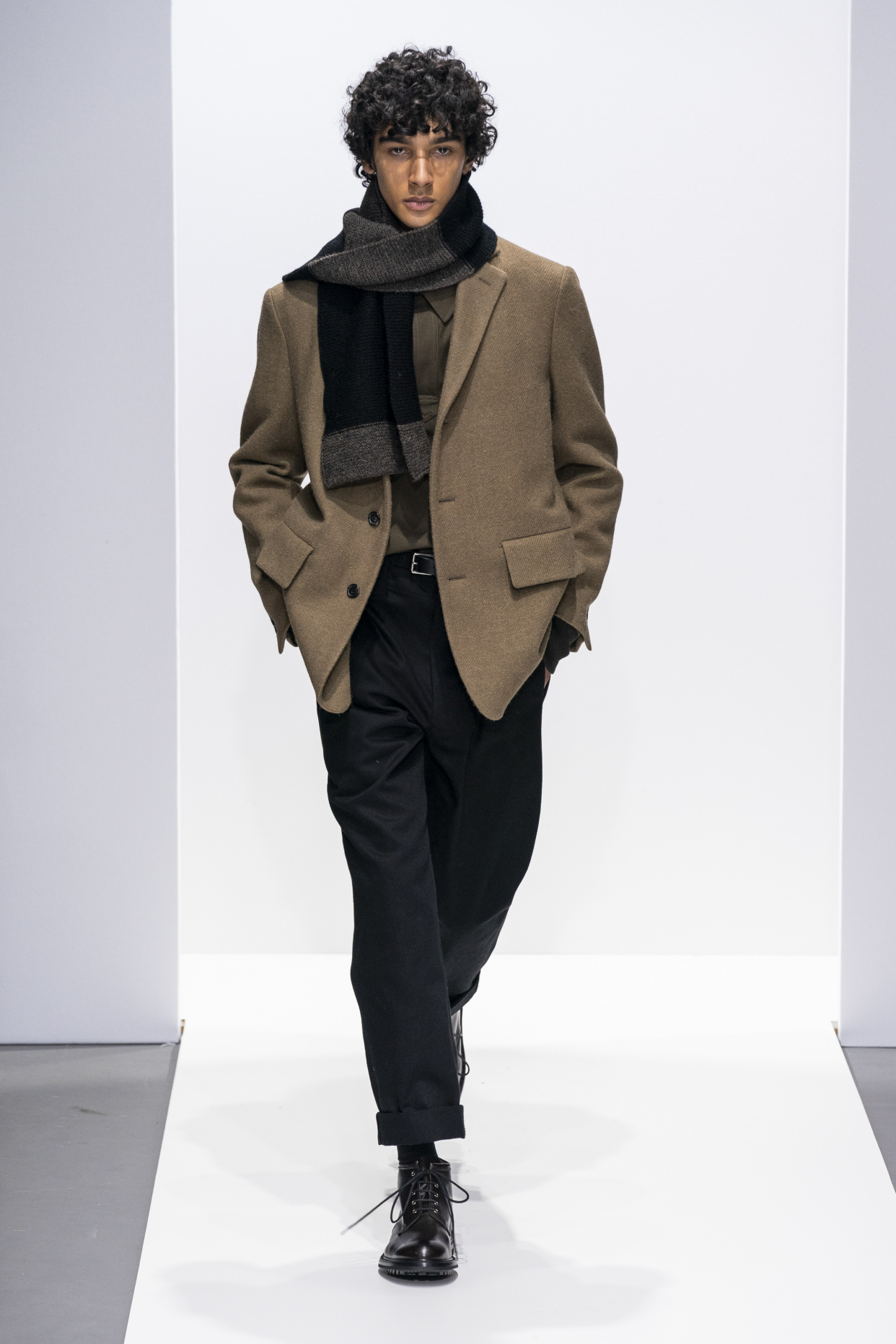 休闲版黑色西装外套穿搭秋季,秋冬毛呢西装穿搭气质休闲西装