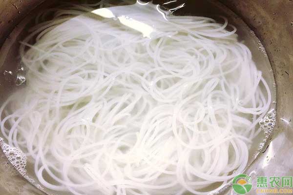 米线店怎么泡米线,从泡米线到炒米线的正确方法