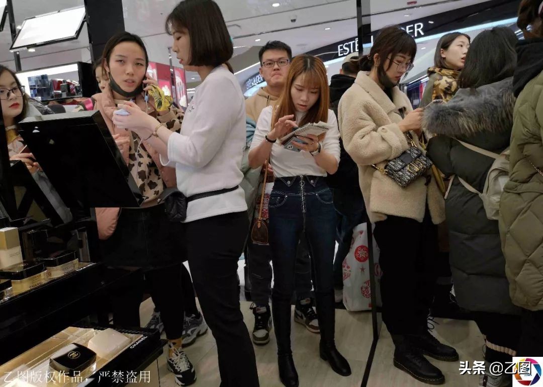 韩国免税店抢购中国游客,韩国免税店爆火