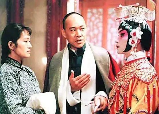 《霸王别姬》：人性的扭曲与压抑，在时代中只是尘沙而已