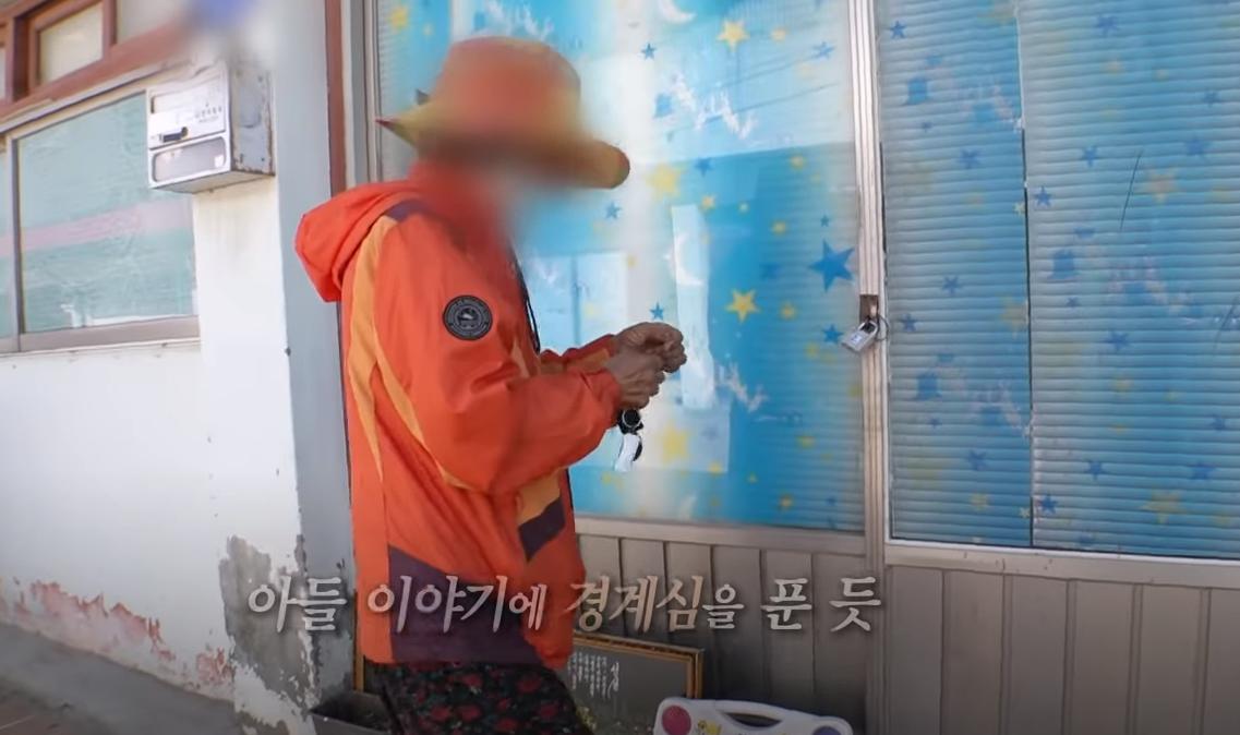 韩国老太独居深山40年,囤积癖老人去世