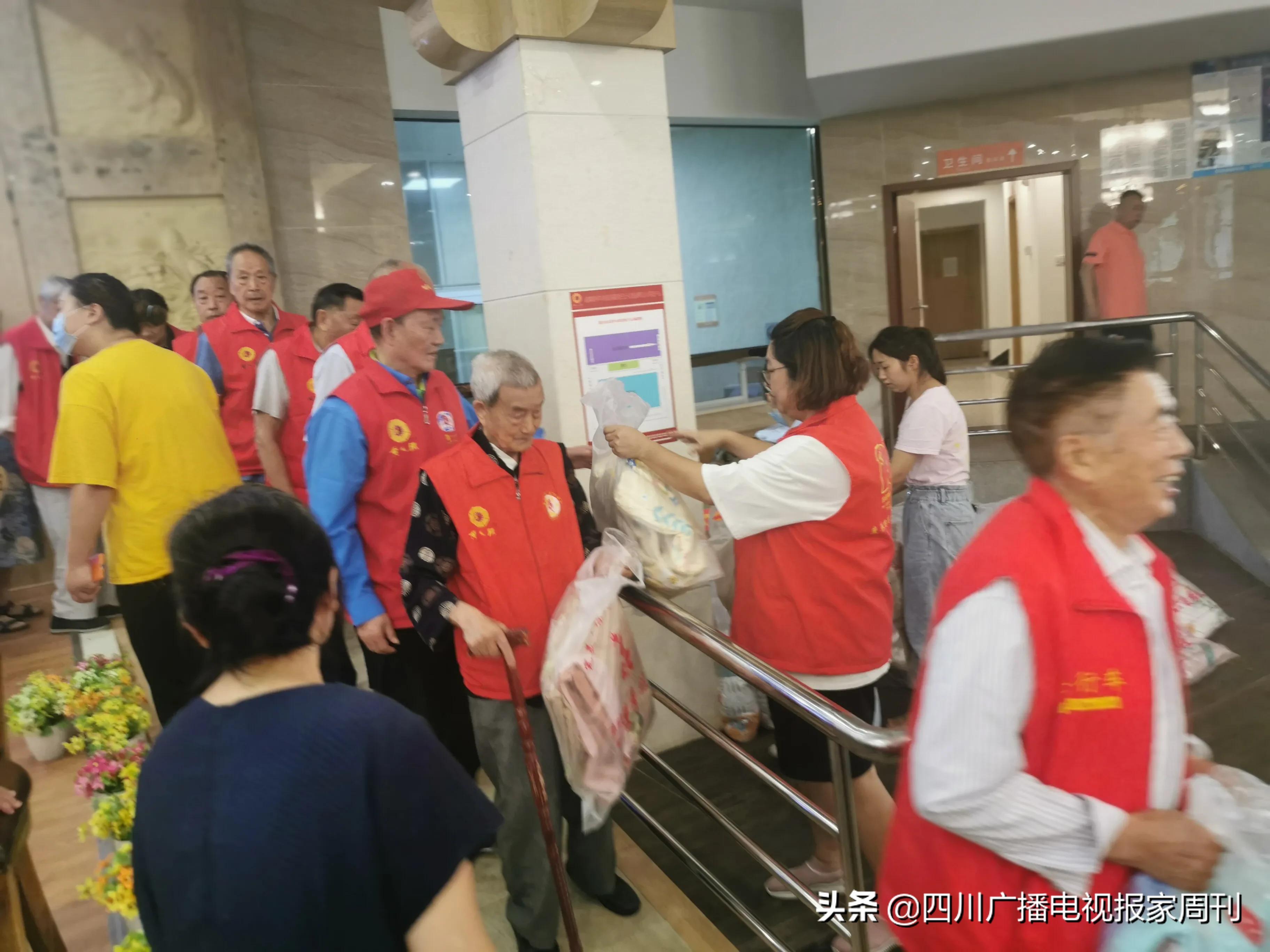 爱心企业为敬老院捐赠物品,爱心人士为街道捐献物资