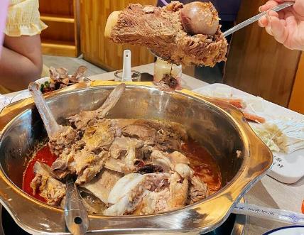 红极一时的自助骨头，如今迎来危机，用小心机戏耍顾客，不倒才怪