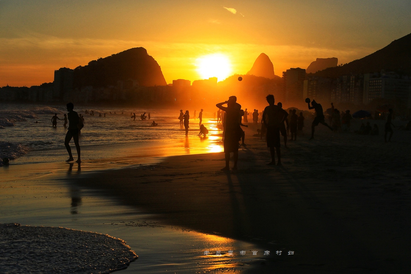 娱乐至死的里约不止狂欢节，怪教堂250彩梯比基尼足球，亮眼