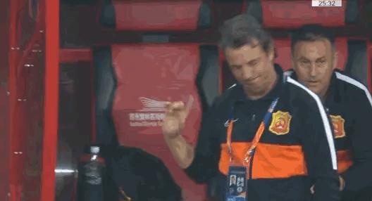 武汉卓尔点球,卓尔禁区内手球