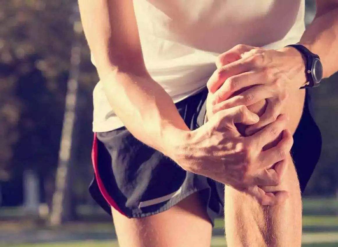 跑步时膝内扣怎么办？痛了就晚了！科学的解决方案在这里