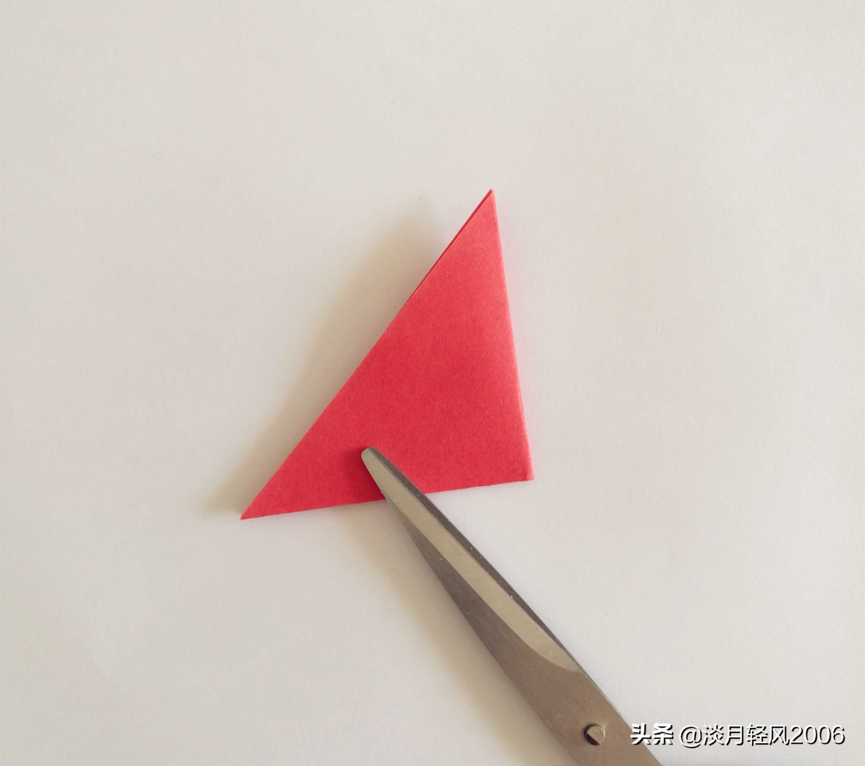 简单有趣的卡纸折心,小孩子拿卡纸折爱心