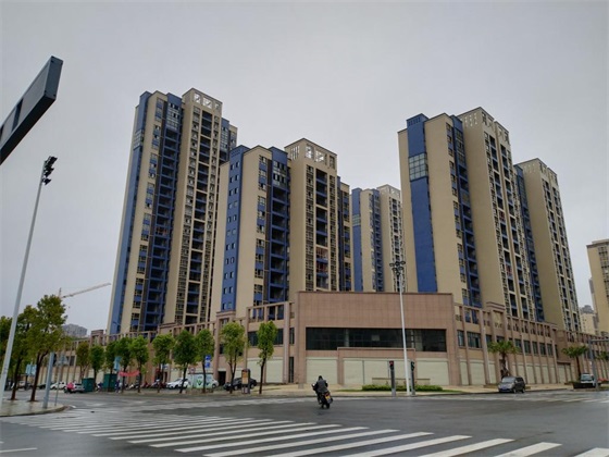 新房出现不少问题安远县九龙国际楼盘引业主不满