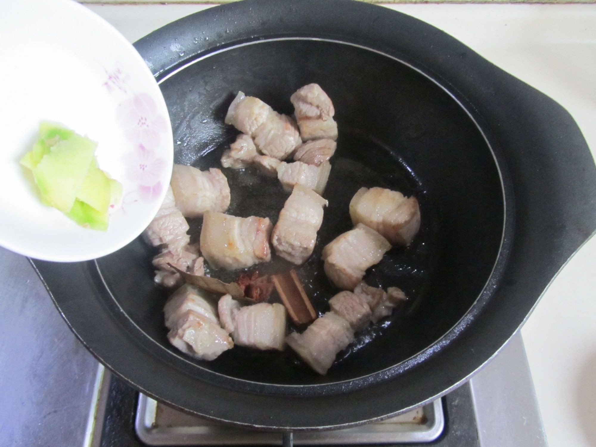 红烧肉不用冰糖用白糖行吗,做红烧肉用冰糖还是白砂糖