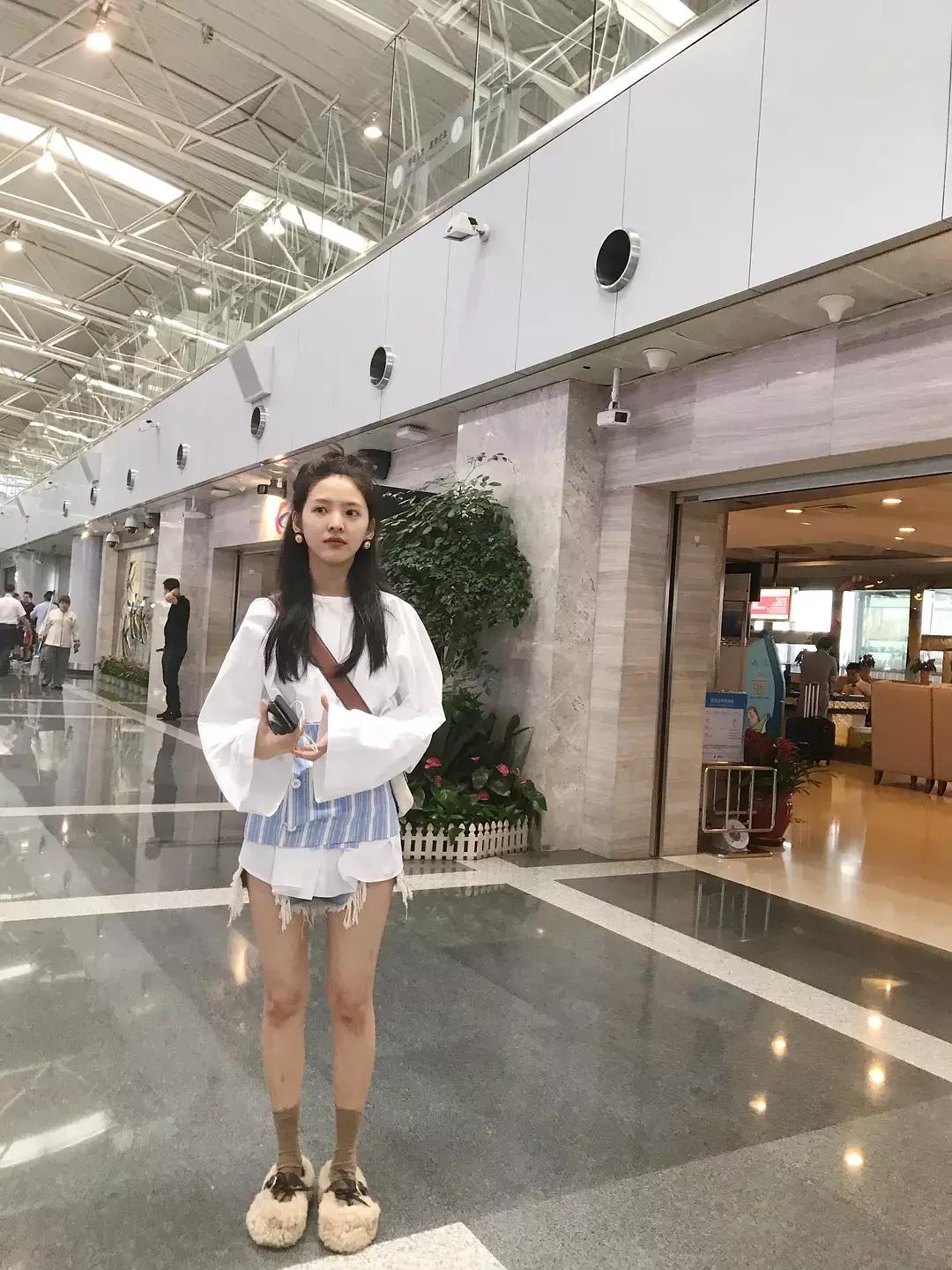 最新机场生图，章若楠素颜真的很真实，ab下身穿搭是学杨幂的吗？