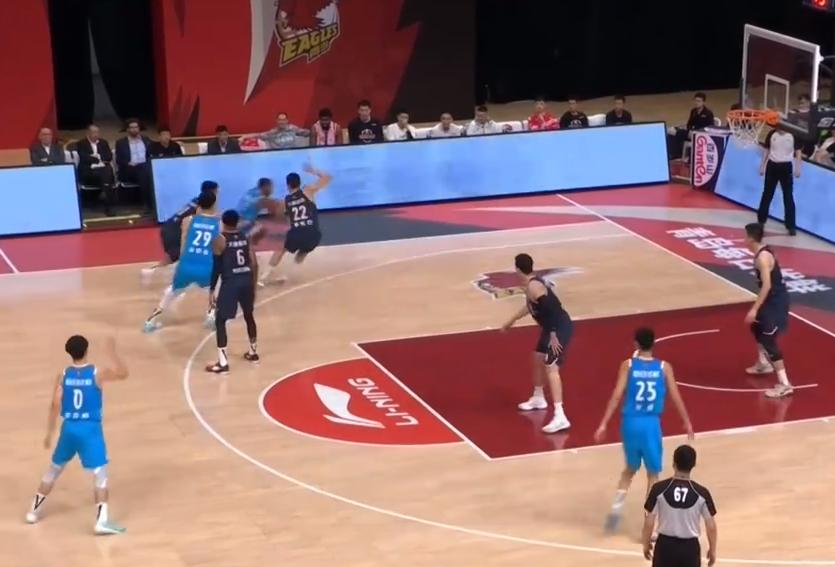 徐杰三分命中随即突破造犯规,徐杰开场5分钟被吹3次犯规