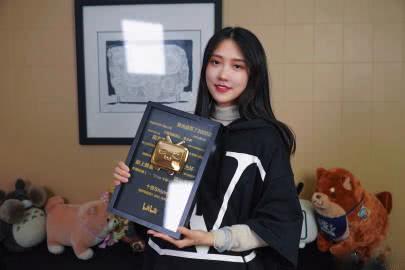 加拿大华裔白富美收藏上百套汉服，一把扇子就2万多，像神仙姐姐