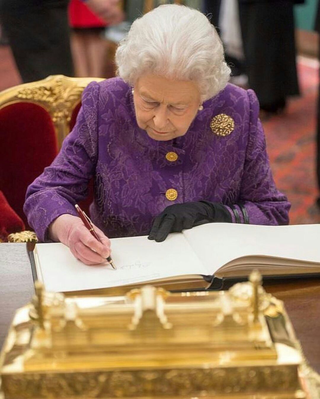 王室女性成员签名照：女王贵气，莱后最霸气，最优雅当属戴妃