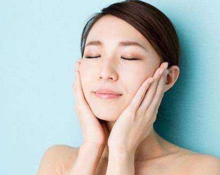 皮肤特别干燥有皱纹咋办,皮肤干燥有细纹的女人吃什么护肤