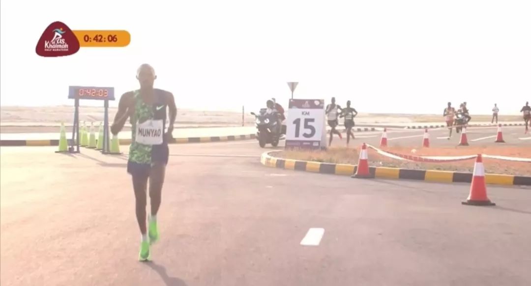 厉害！女子半马世界纪录被打破，成绩1小时04分31秒