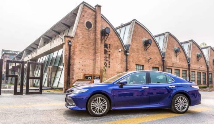 丰田凯美瑞双擎和亚洲龙油耗比较,丰田凯美瑞和亚洲龙有什么区别