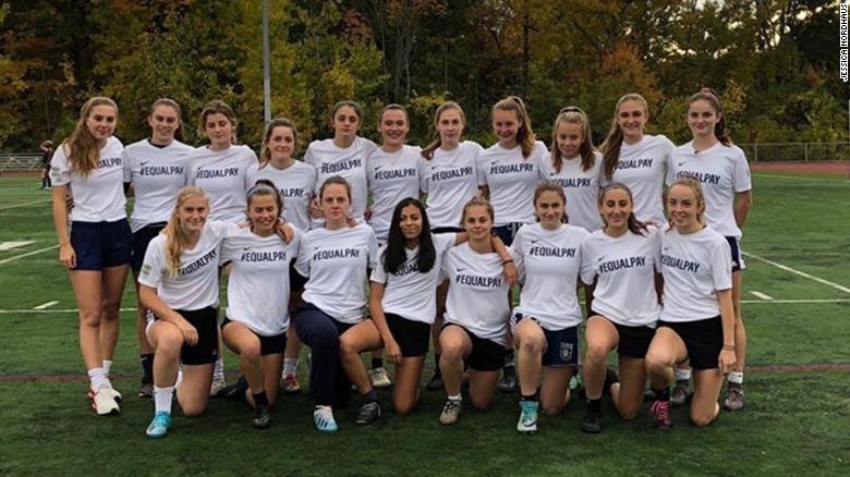 美国4名女球员比赛被罚4张黄牌：露出标有“同工同酬”的T恤