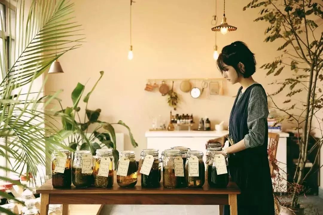 不当环球小姐，她跑到深山，种菜、调香，过上佛系人生