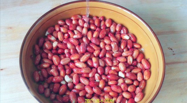 为什么你炸的花生米喜欢回潮不香脆,饭店大厨说漏嘴,千万别加盐