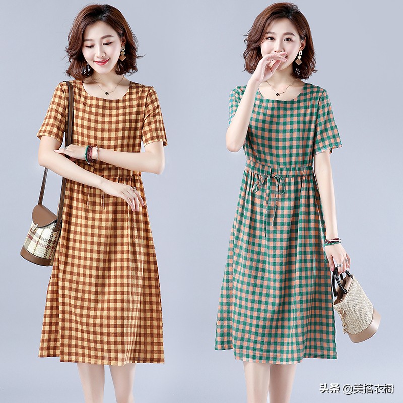 打扮好重要，像我姨这身棉麻裙百搭好看还显瘦，别人都说不像70后