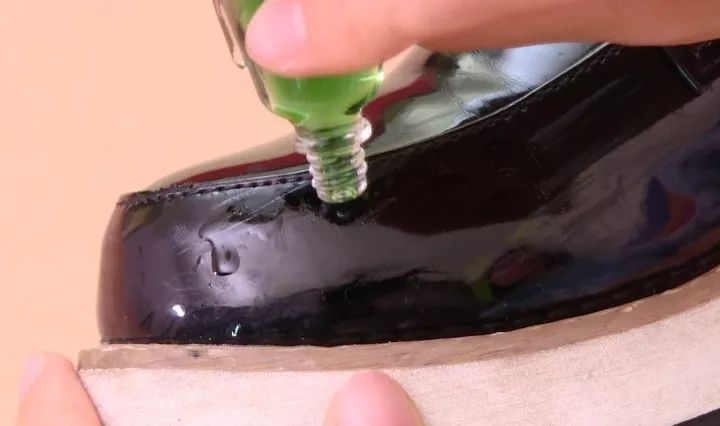 鞋子划痕滴风油精,把风油精滴到鞋子里