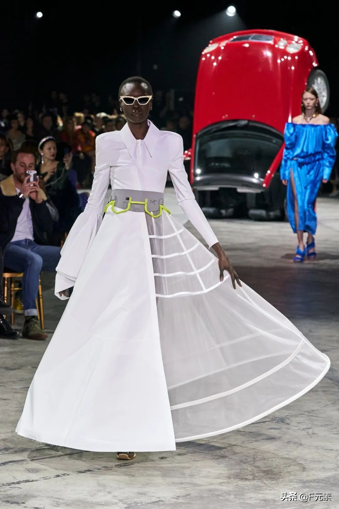 Off-White牵手“始祖鸟”,Hadid姐妹助阵,这场秀需要看一看