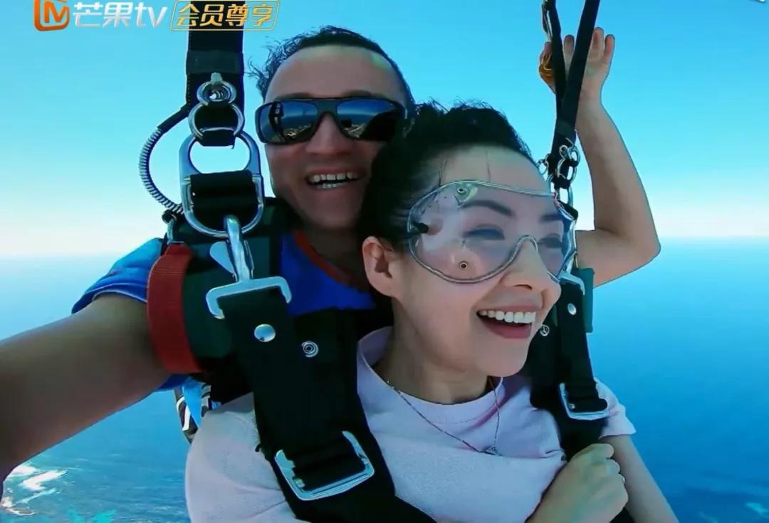 演艺圈里的职业赛车手,他是三个孩子的爸爸的英文怎么说