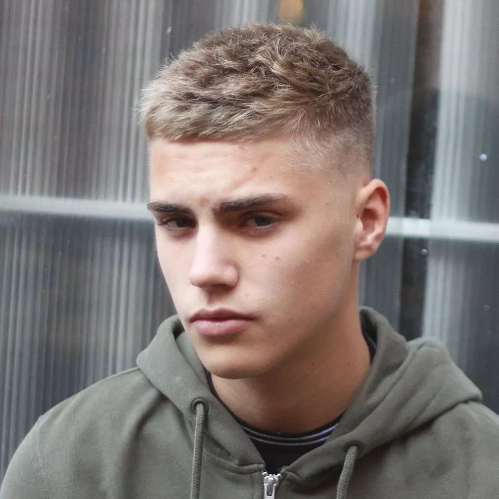 头发很硬两侧总是翘起怎么剪,头发很硬两侧总是翘起