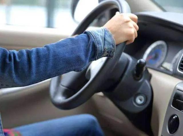 汽车总跑偏,汽车向右跑偏怎么解决