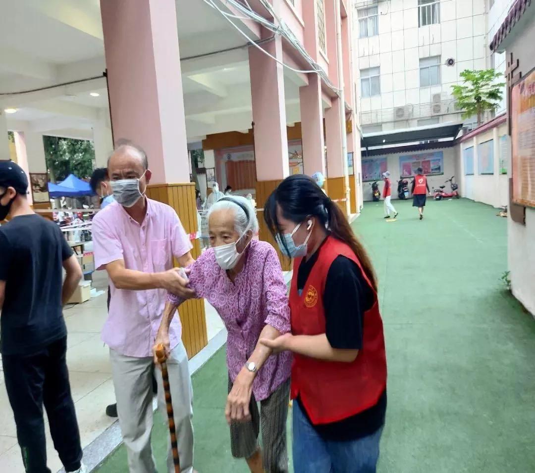 梅香传百年山高我为峰——致梅峰小学最美志愿者