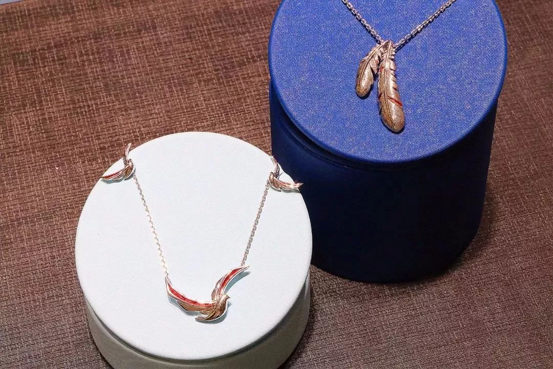 周大福新出的蝴蝶项链,周大福羽毛项链视频