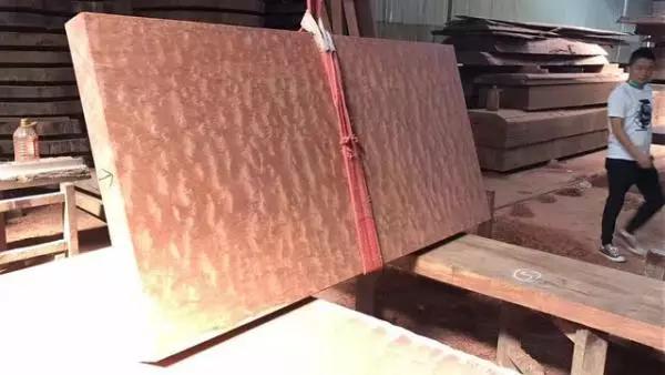 暗访广东天价大板生产基地，原料全是称斤拉木头，富豪还排队来买