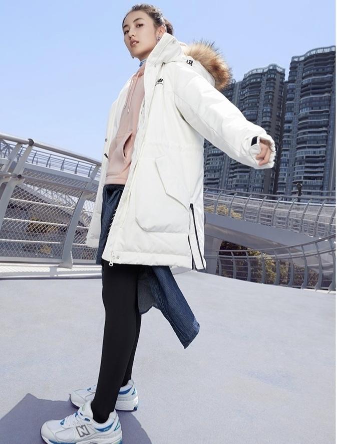 张子枫和孙俪妹妹成同学，代言运动品牌，白色羽绒衣秀冬季时尚
