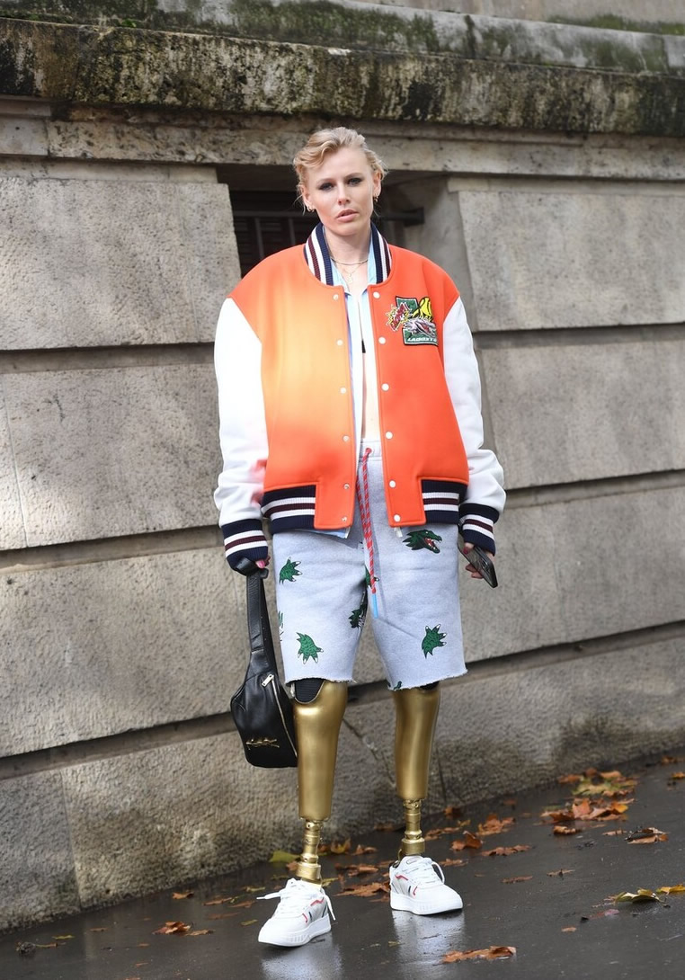 薄款棒球夹克穿搭,棒球夹克穿合体好看还是宽松好看