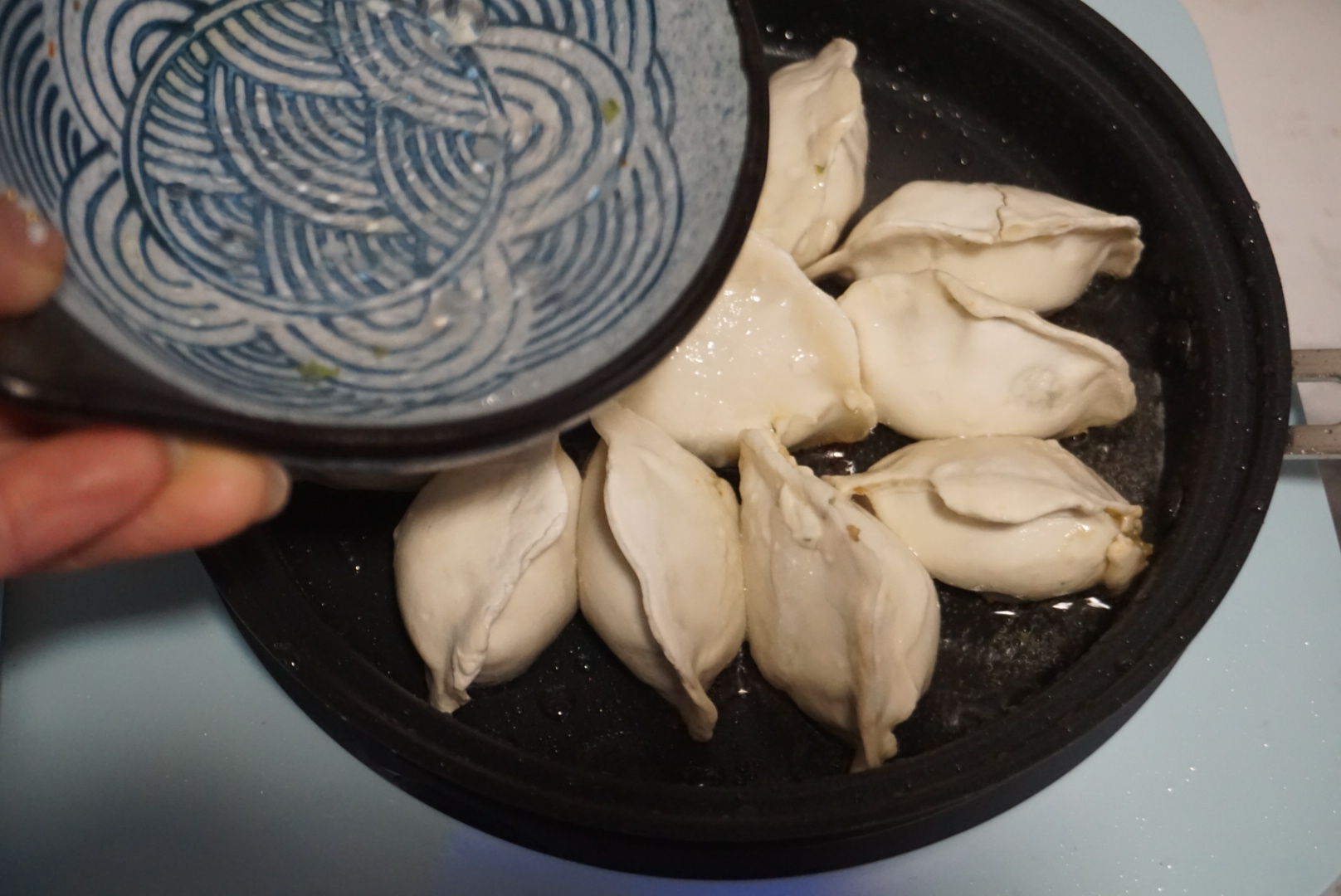 十分钟快手早餐鸡蛋饼,煎饺抱蛋的家常做法