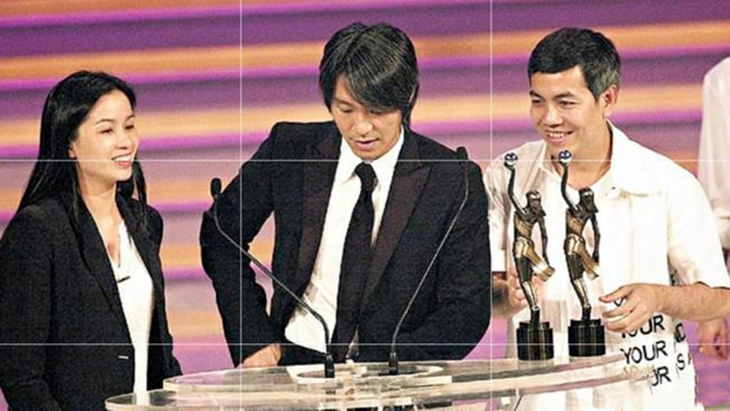 周星驰黄一飞表演节目,周星驰和黄一飞被酒瓶砸的视频