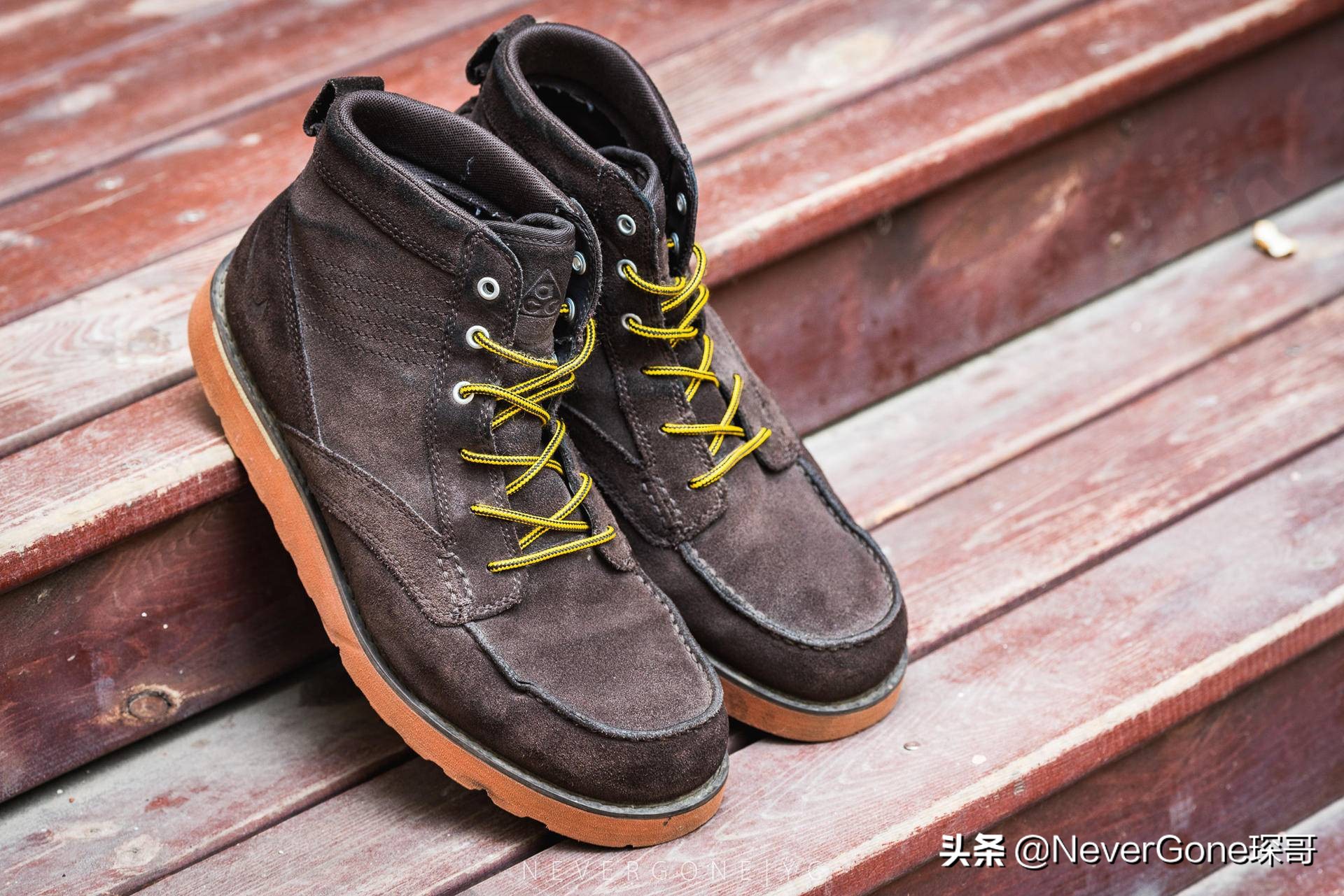 一双nike跑步鞋300,耐克复古经典低帮运动鞋