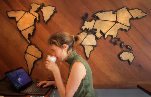 喝咖啡不付钱,但是隐私交换这家网红日本咖啡厅靠啥来赚钱?