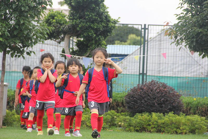以球健体悦动童趣：昆明枫林盛景幼儿园的足球之路