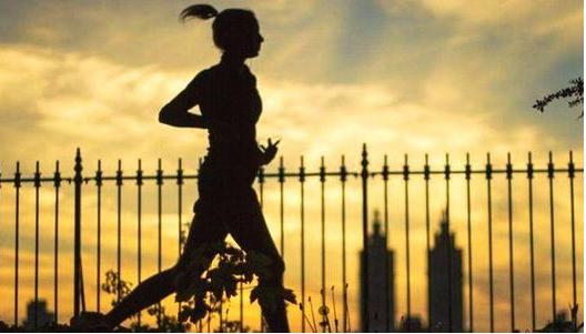 早晨空腹跑步到底好不好,早上空腹跑步好还是夜跑好