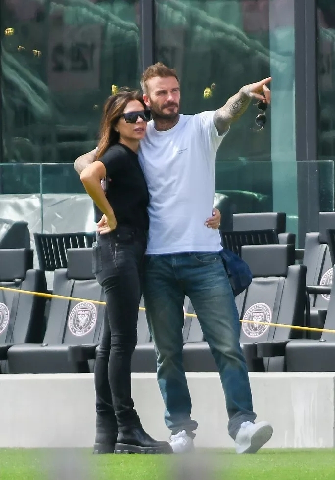 小贝夫妇太腻歪，老夫妻球场热吻比长子还甜，次子却只敢牵手女友