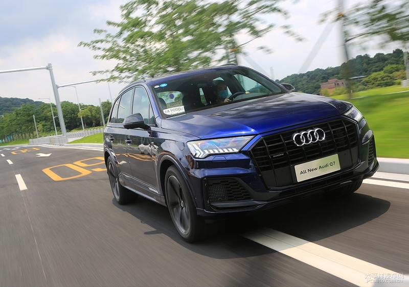 68.98万元起全新奥迪q7无畏登场,精致的霸气感新款奥迪q7实车