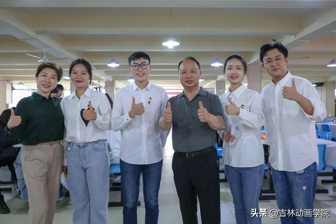 吉林动画学院18周年庆,校长和学生包饺子视频