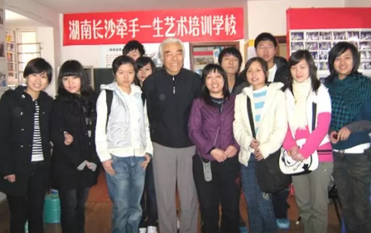 这所高校已培养近百万校友,这所大学培养了很多人才英语