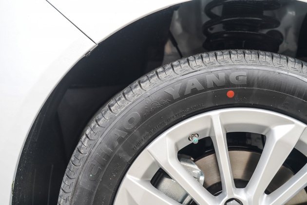 酷威熏黑车标,吉利远景18款车头