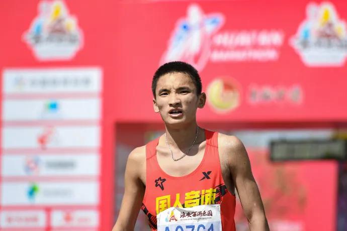 6岁男孩跑步2公里,马拉松2024年半马赛程